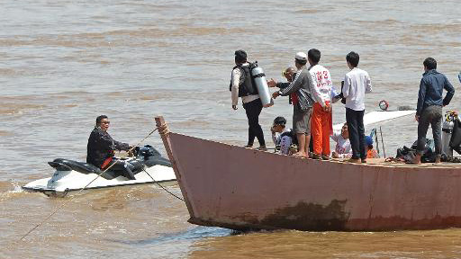 Đội thợ lặn của lực lượng cứu hộ Thái Lan cùng hỗ trợ tìm kiếm xác nạn nhân.